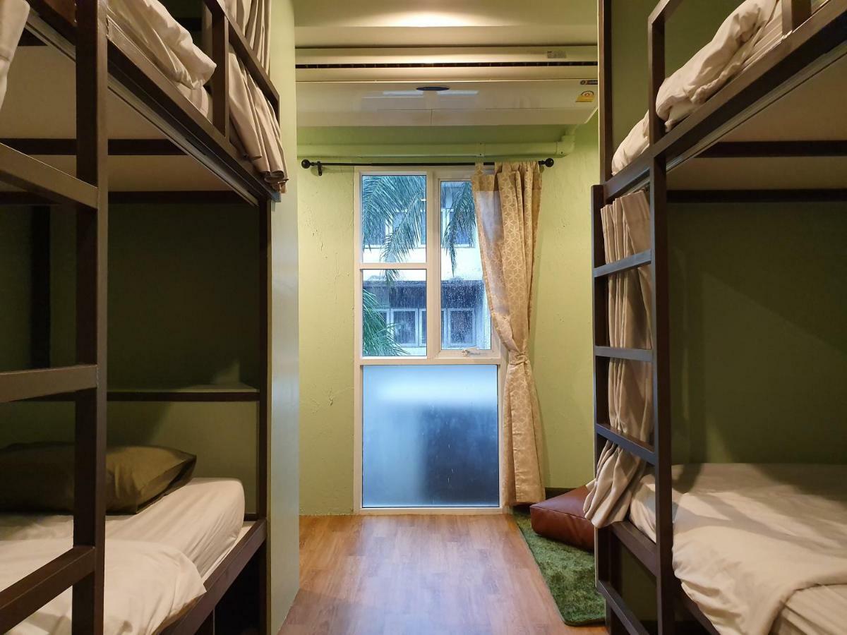 Rabbitat Hostel Bangkok Bagian luar foto