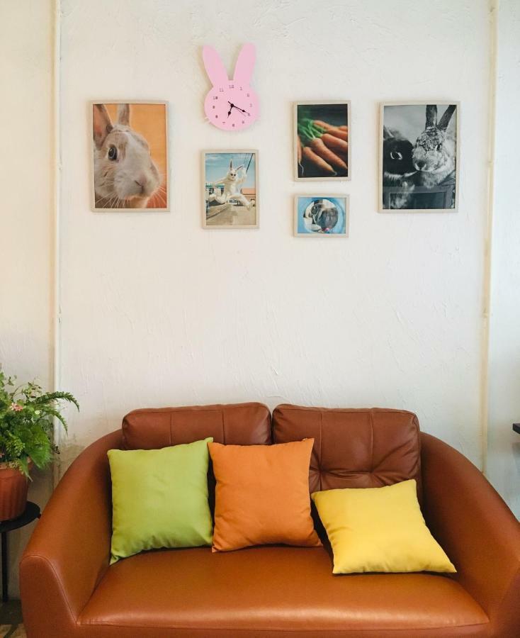 Rabbitat Hostel Bangkok Bagian luar foto