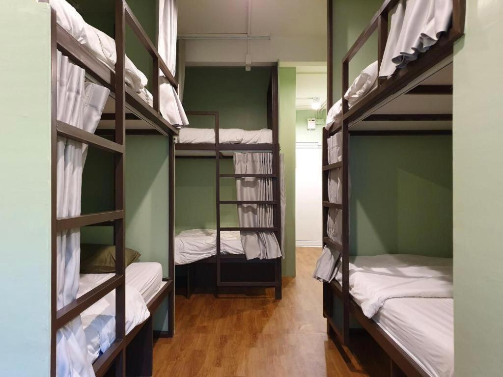 Rabbitat Hostel Bangkok Bagian luar foto