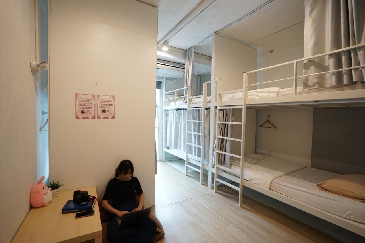 Rabbitat Hostel Bangkok Bagian luar foto