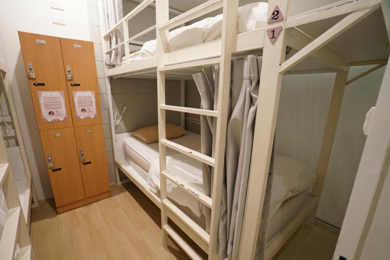 Rabbitat Hostel Bangkok Bagian luar foto