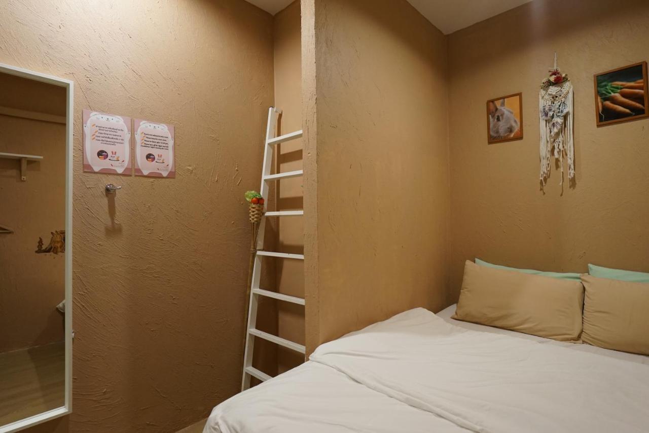 Rabbitat Hostel Bangkok Bagian luar foto