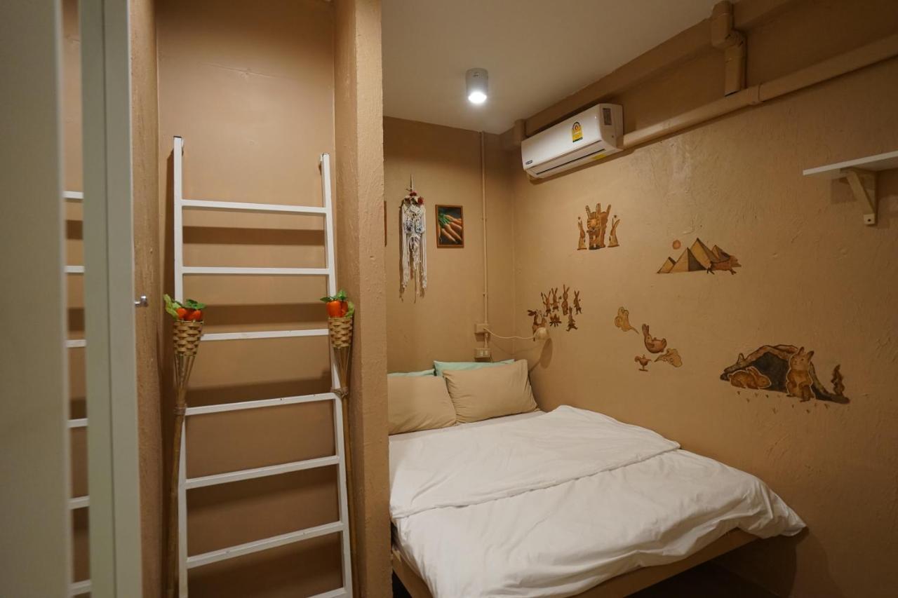 Rabbitat Hostel Bangkok Bagian luar foto