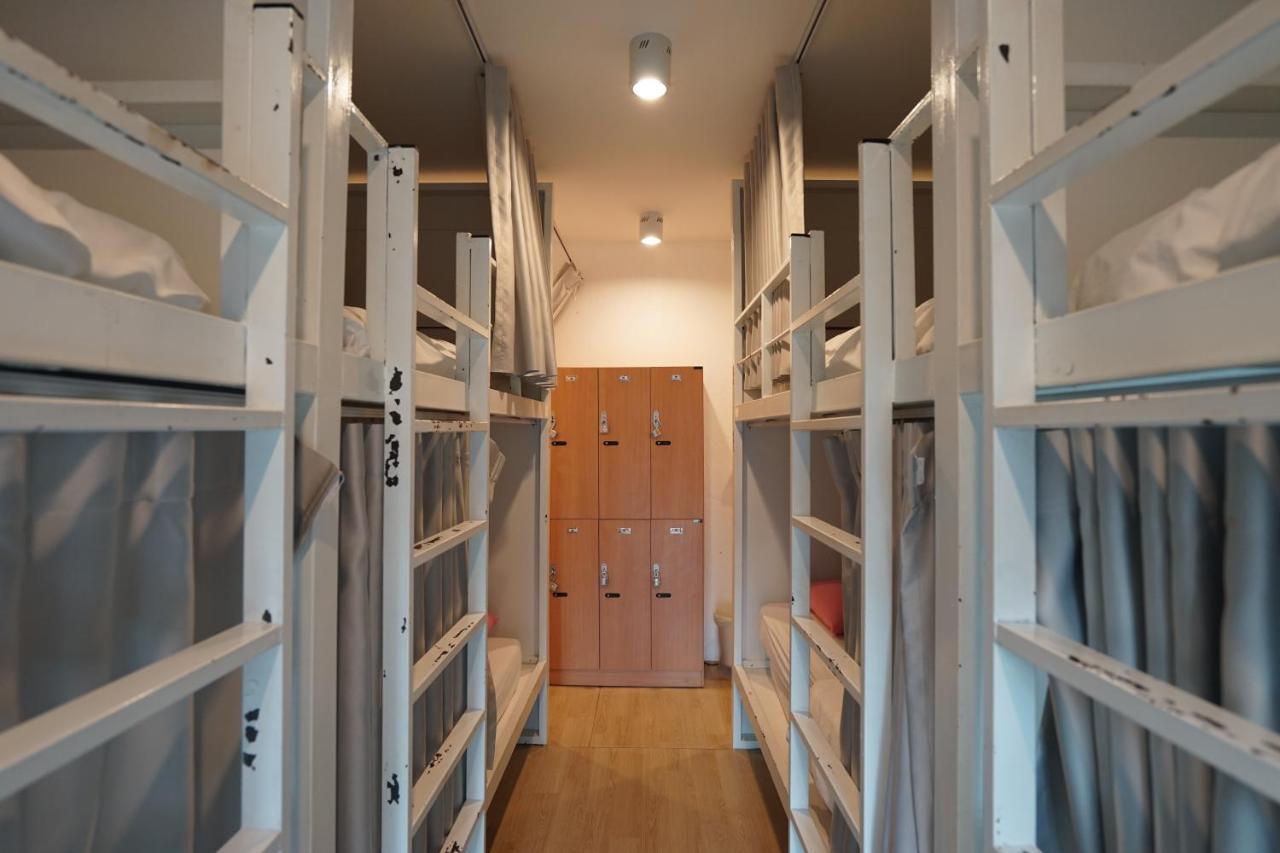 Rabbitat Hostel Bangkok Bagian luar foto