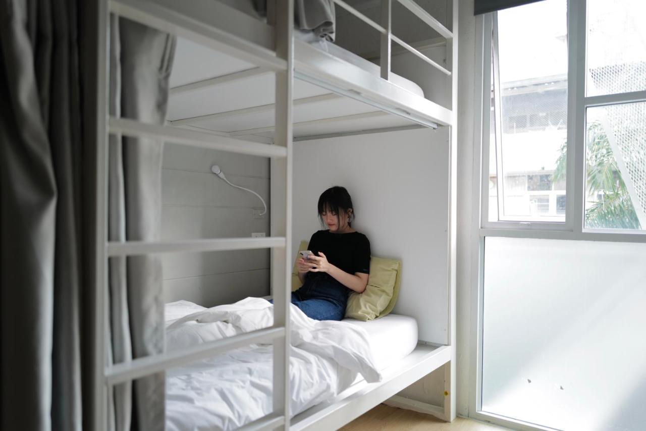 Rabbitat Hostel Bangkok Bagian luar foto