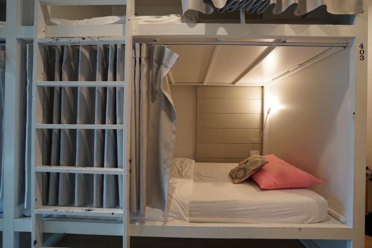 Rabbitat Hostel Bangkok Bagian luar foto