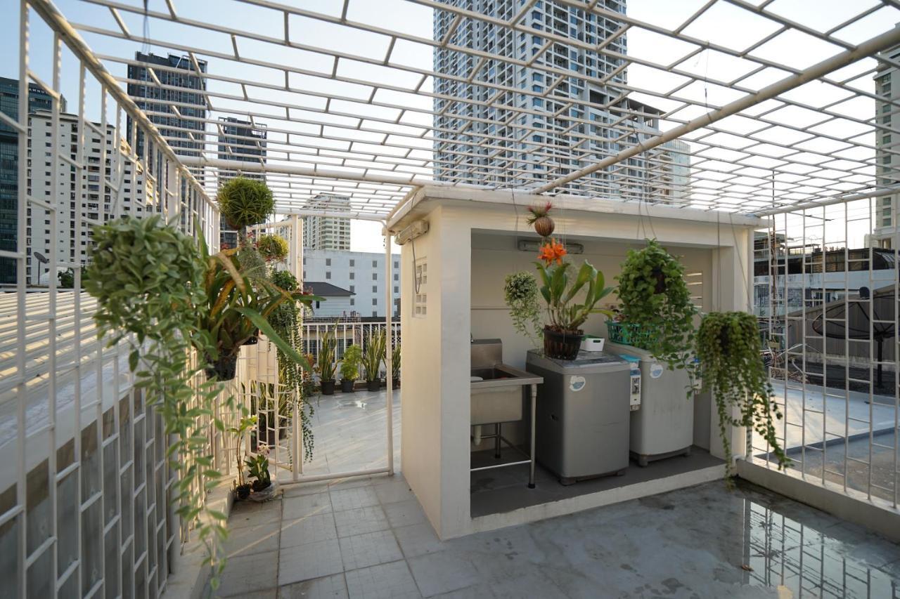 Rabbitat Hostel Bangkok Bagian luar foto