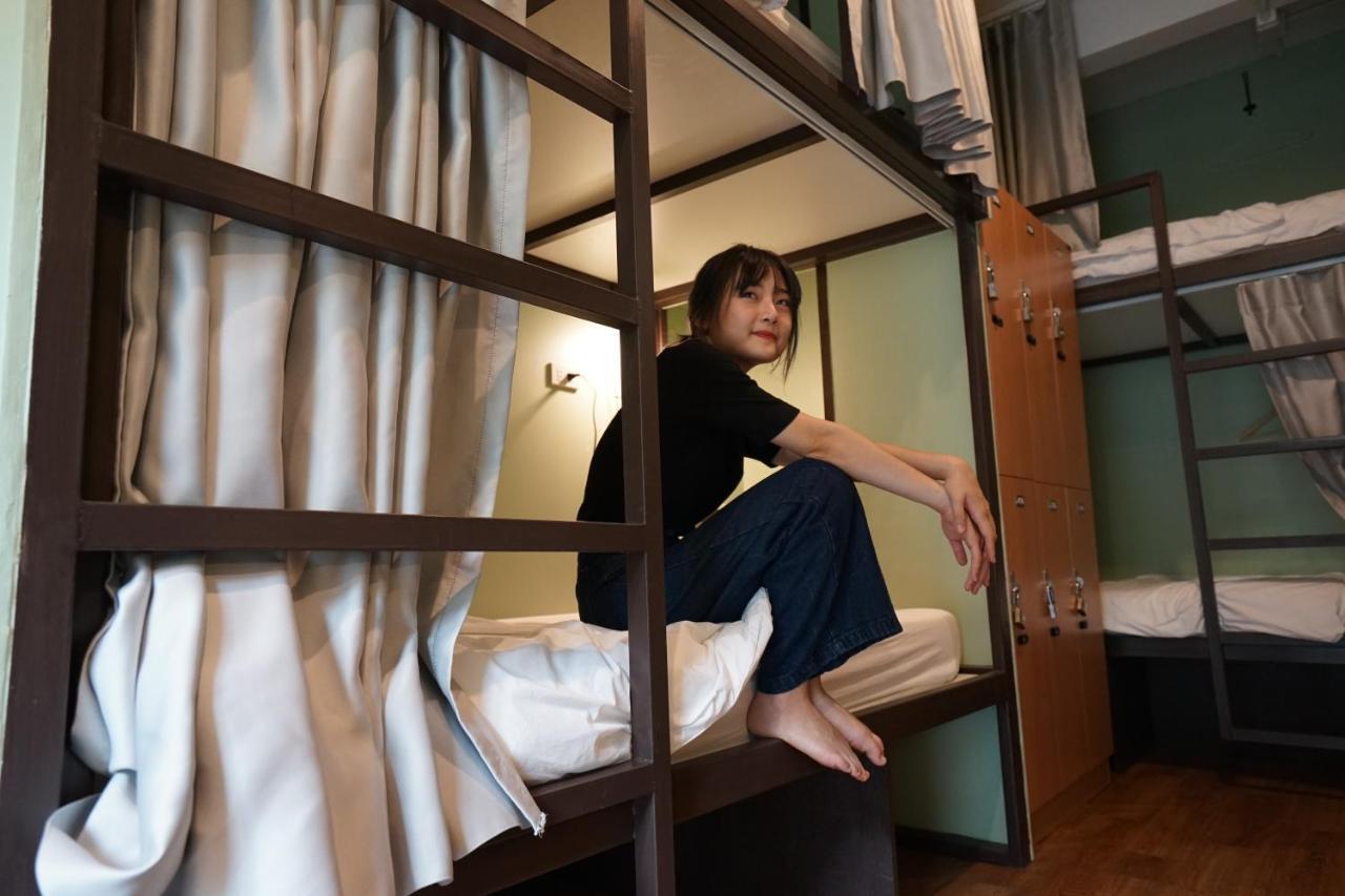 Rabbitat Hostel Bangkok Bagian luar foto