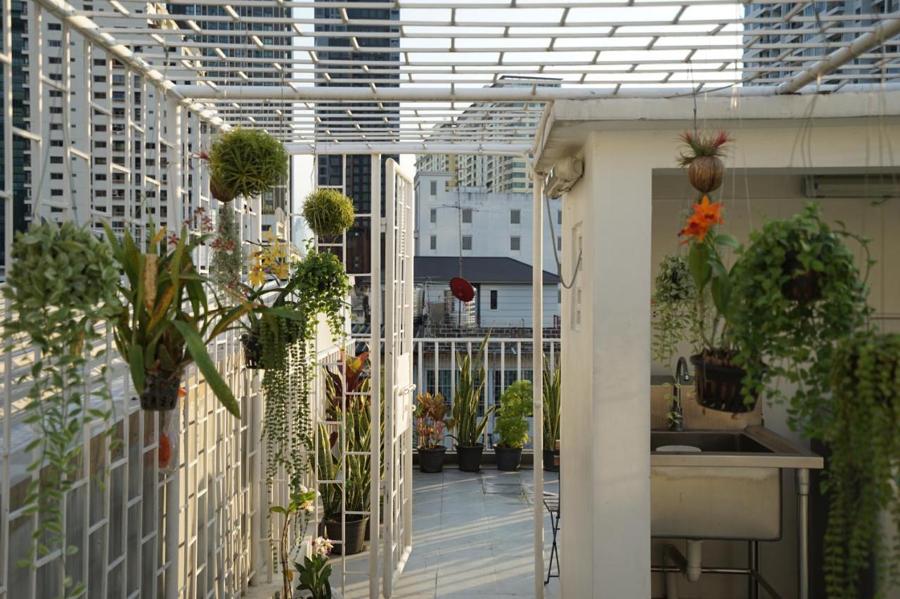 Rabbitat Hostel Bangkok Bagian luar foto