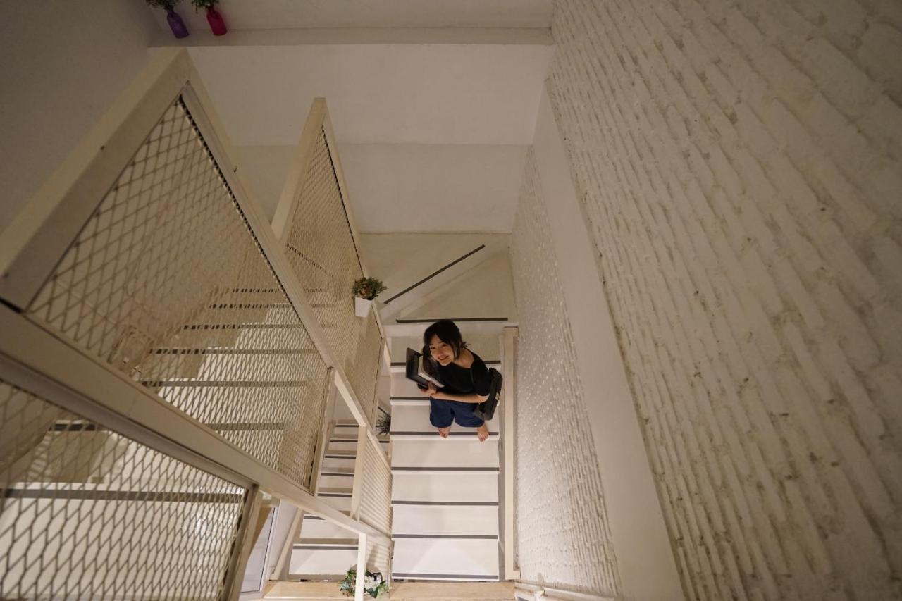 Rabbitat Hostel Bangkok Bagian luar foto