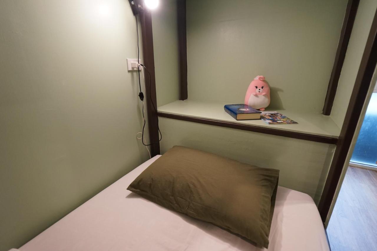 Rabbitat Hostel Bangkok Bagian luar foto